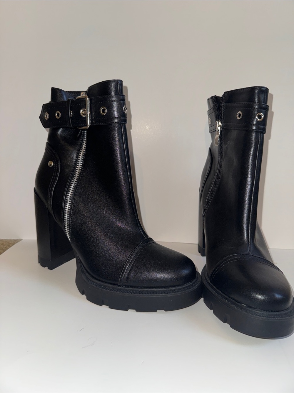 Azalea Wang Women's Black Chunky Heel Ankle Boots with Buckle size 7